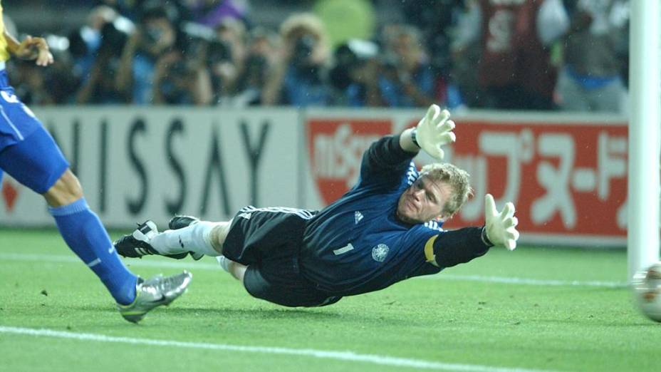 Oliver Kahn ao tentar defender gol feito por Ronaldo no jogo entre Brasil e Alemanha na final da Copa do Mundo de 2002