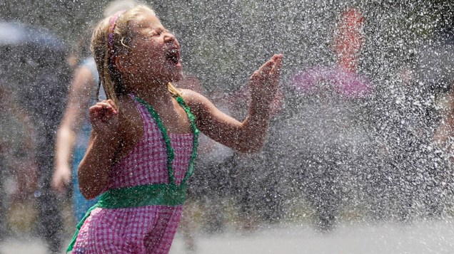 Menina se refresca durante onda de calor nos Estados Unidos