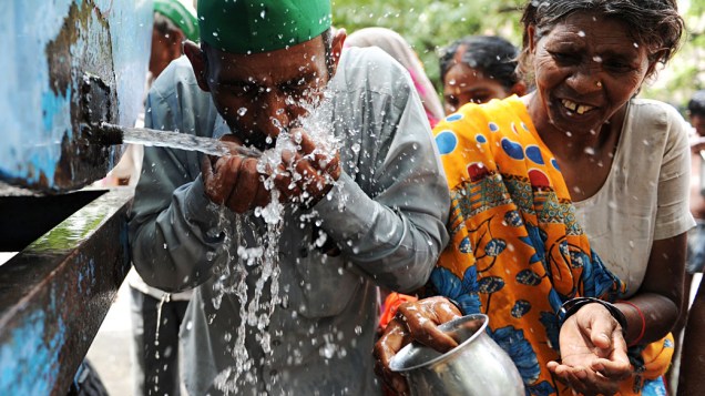 Agricultores indianos se refrescam em meio a forte onda de calor em Nova Délhi