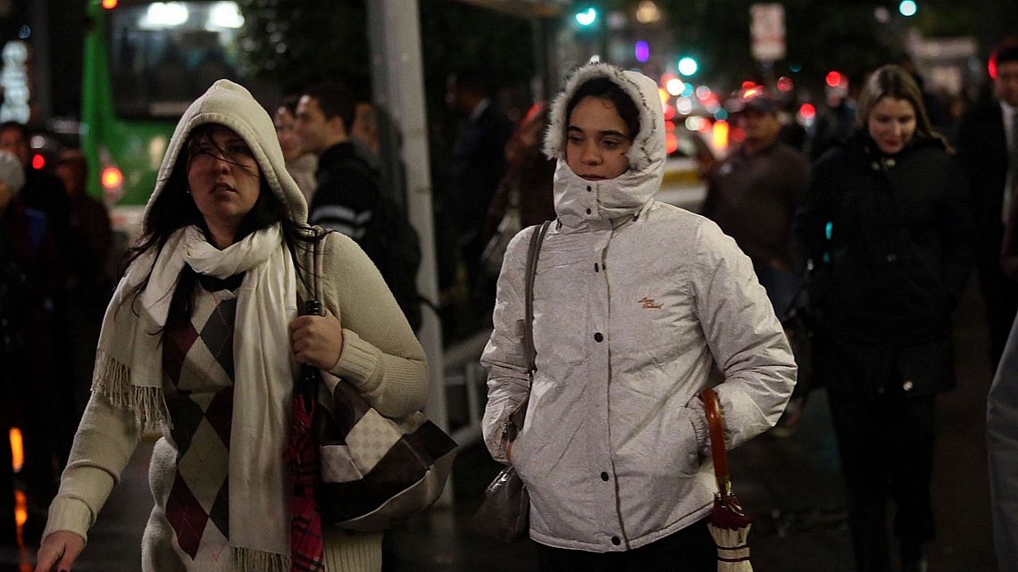 Pedestres enfrentam frio na Avenida Paulista, em São Paulo