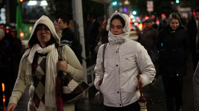  Pedestres enfrentam frio na Avenida Paulista, em São Paulo