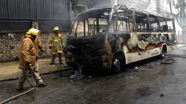 Bombeiros controlam fogo em ônibus incendiado por criminosas na rua Sampaio Viana, no Rio Comprido, Rio de Janeiro