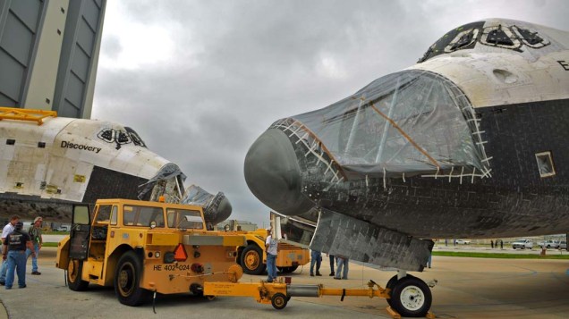 Os ônibus espaciais Discovery e Endeavour no Centro Espacial Kennedy, em Cabo Canaveral, Flórida
