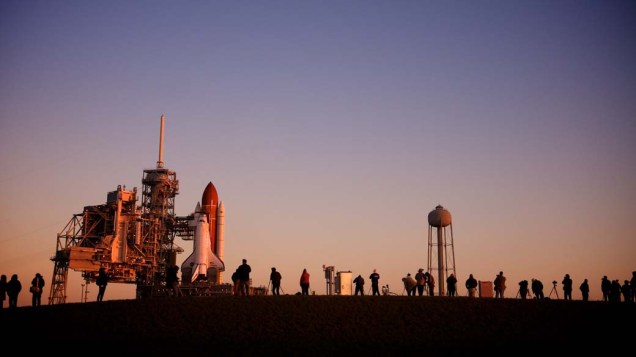 Ônibus espacial Endeavour em plataforma de lançamento na Flórida, Estados Unidos