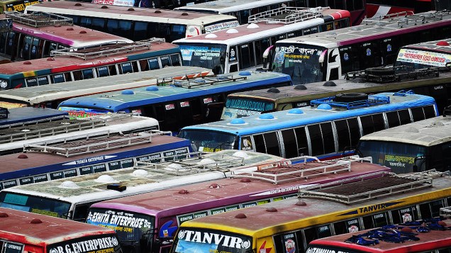 Centenas de ônibus ficam estacionados em terminal durante uma greve geral na Dhaka, em Bangladesh