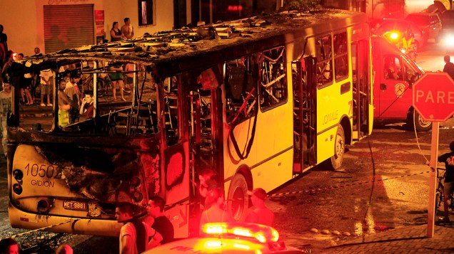 Ônibus incendiado em Joinville na madrugada do dia 2, em Santa Catarina