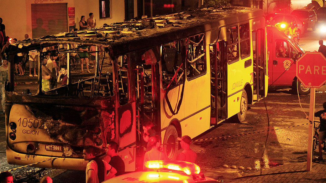 Ônibus incendiado em Joinville na madrugada do dia 2, em Santa Catarina