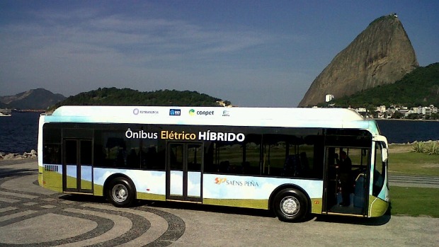 Ônibus híbrido movido a eletricidade e diesel que começa a circular no Rio de Janeiro neste mês de junho: experiência será estendida a cidades latino-americanas da Rede C40, que incluem São Paulo, Curitiba e Bogotá