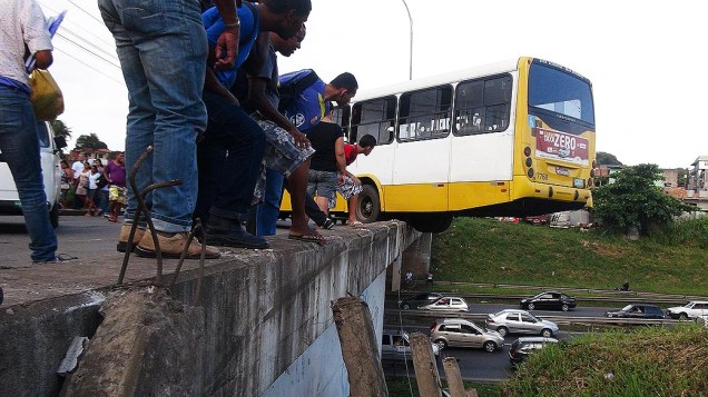 Um motorista, que conduzia um ônibus da empresa de transportes Axé, teve um ataque de fúria, na manhã desta quinta-feira (18) em Salvador