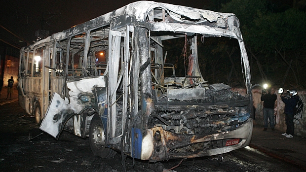 Ônibus incendiado na avenida Antonelo da Messina, na Zona Norte de São Paulo