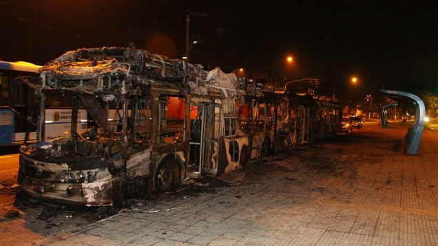 Ônibus incendiado na Avenida Senador Teotônio Vilela, zona sul de São Paulo: cobrador ficou ferido gravemente