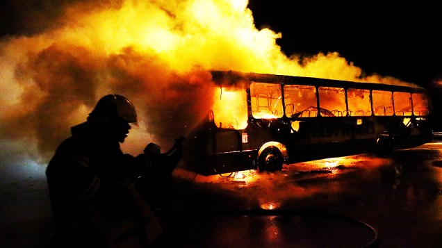 Bandidos atearam fogo em um ônibus em Canasvieiras, no Norte da Ilha de Florianópolis, Santa Catarina