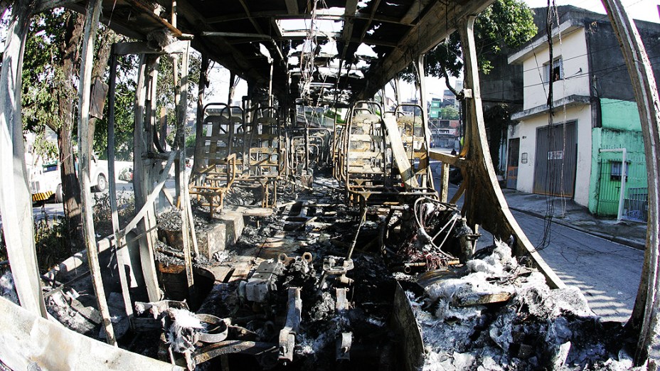 Ônibus que foi incendiado por bandidos no começo da madrugada na rua Curupireira, na região de Sapopemba, zona leste da cidade de São Paulo