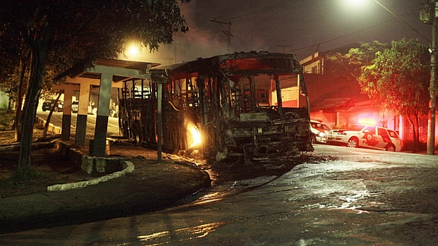 Ônibus incendiado na região do Sacomã, zona sul de São Paulo, em 26 de junho