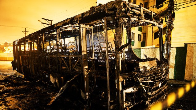 Coletivo foi apedrejado e incendiado no Jardim Camargo Novo, Zona Leste de São Paulo. Segundo a polícia, ao menos 15 pessoas jogaram pedras no ônibus