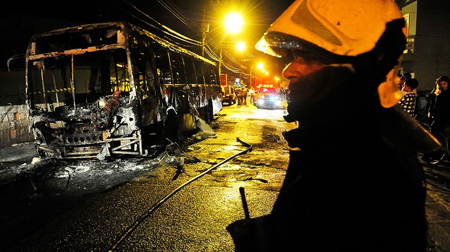Ônibus é incendiado em Rio Vermelho. Santa Catarina viveu a segunda noite de atentados contra ônibus e delegacias