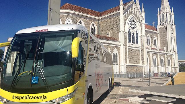 Ônibus da Expedição VEJA diante da Catedral de Petrolina