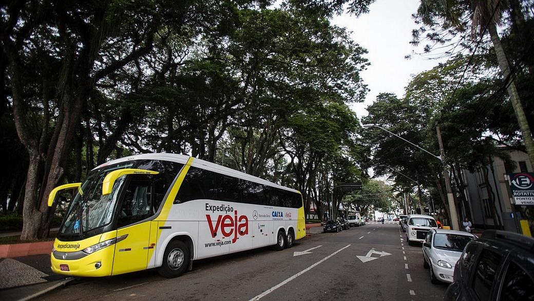 Ônibus da Expedição VEJA na Praça Afonso Pena, no centro de São José dos Campos