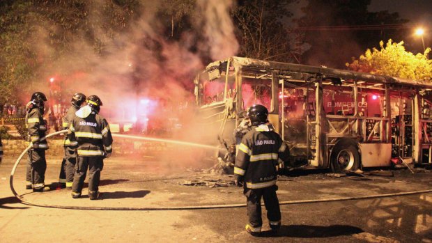 Bombeiros controlaram o fogo no ônibus na Praça Erotides de Campos