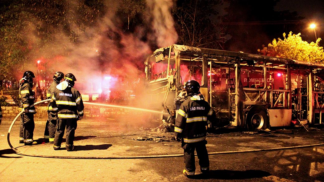 Ônibus incendiado na madrugada do domingo (09/12), no Parque Edu Chaves, em São Paulo