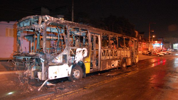 Ônibus incendiado por criminosos na zona leste de SP