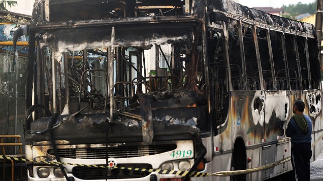 Um ônibus de transporte coletivo foi incendiado por volta das 5h30 desta segunda-feira em São José, na Grande Florianópolis