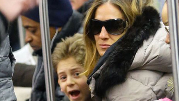 Sarah Jessica Parker e o filho James andam de metrô em NY