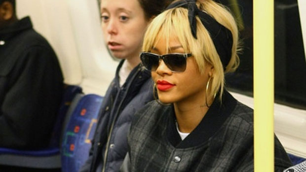Rihanna é flagrada no metrô de NY