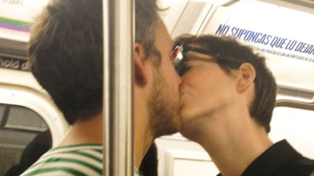 Anne Hathaway beija o marido, o ator Adam Shulman, no metrô em NY