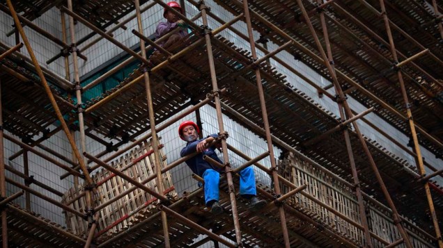 Trabalhadores descansam em obra no centro de Xangai, na China