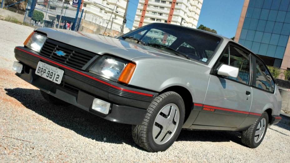 Eis um Monza SR 1987, com motor 2.0, a álcool, de 95 cv. Lançado dois anos antes, o esportivo vinha com detalhes em vermelho, bancos Recaro e câmbio curto