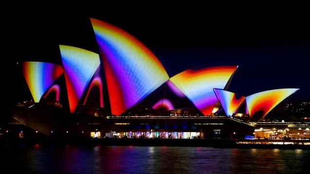 Na Austrália, a Sydney Opera House está iluminada para a abertura do festival anual Vivid, evento internacional de música e arte