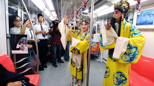 Cantores se apresentam no metrô durante divulgação da ópera chinesa “Kungu” em Nanjing, na China