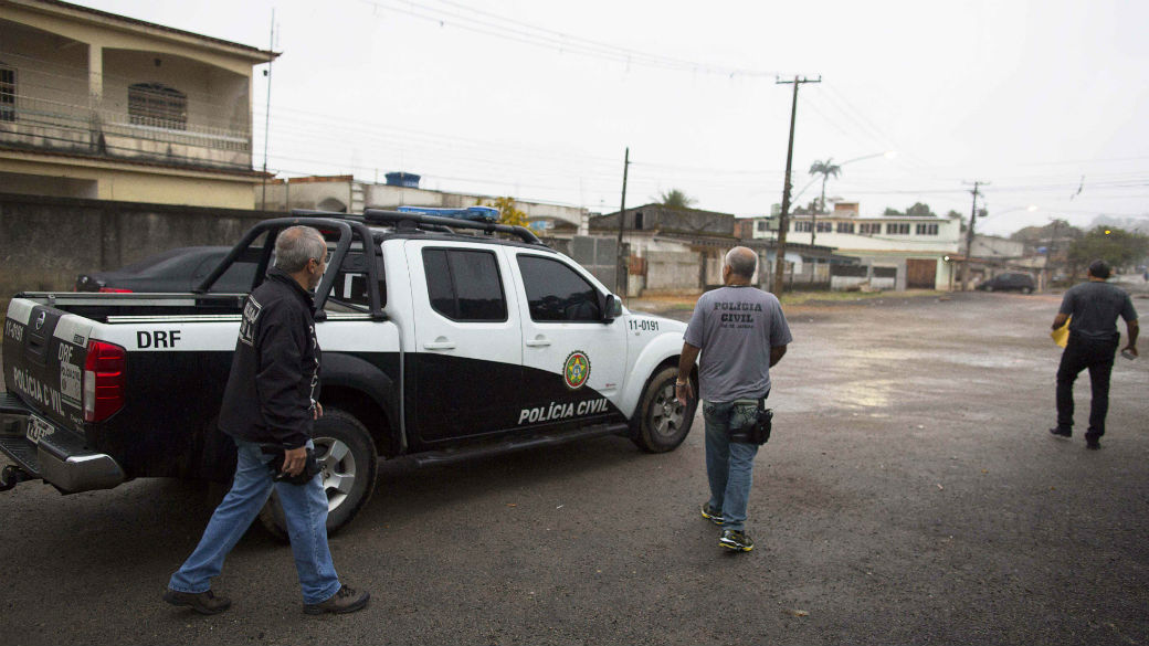 Policiais procuram, em Santa Cruz, na Zona Oeste do Rio, endereços de suspeitos de furtar celulares durante a manifestação na Alerj