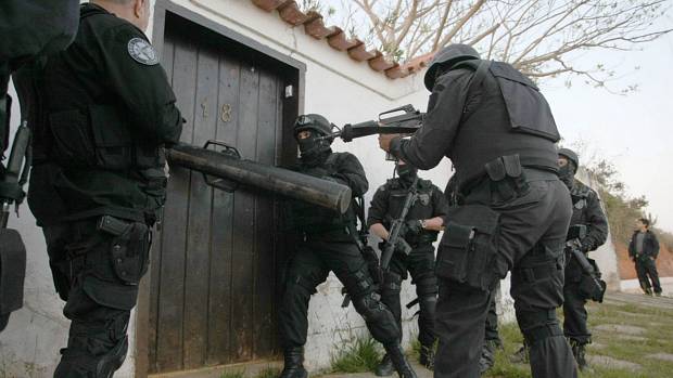 Policiais invadem casa de suspeito em Búzios