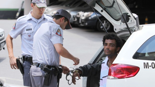 Polícia prende acusados de tráfico de drogas na Cracolândia, em São Paulo