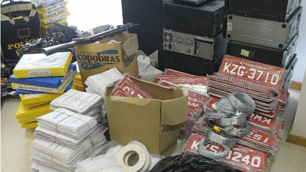 Placas, documentos e computadores foram apreendidos na casa de um policial civil aposentado no Rio