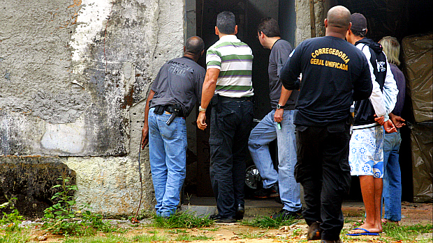 Prisão de policiais acusados de cobrar propina de detentos da Polinter, no Rio