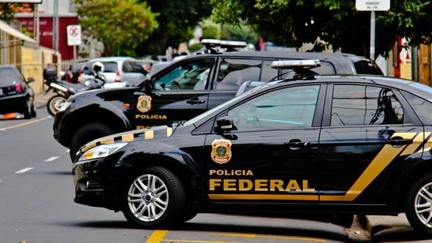 Veículos da Polícia Federal durante a Operação Fratelli