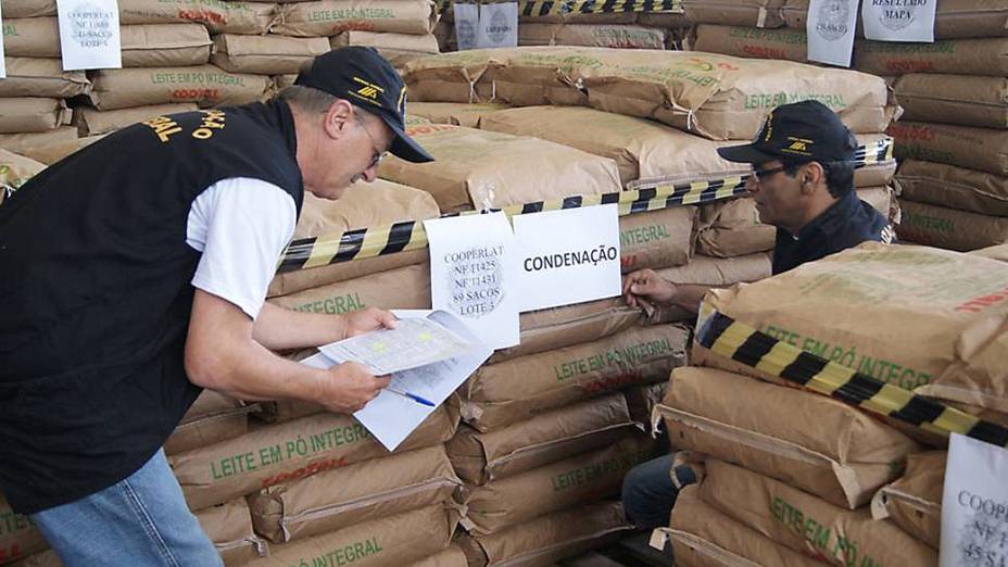 Fiscais do Ministério da Agricultura, Pecuária e Abastecimento, queimaram leite em pó, produzidos a partir de leite cru onde foi detectada a presença de formol