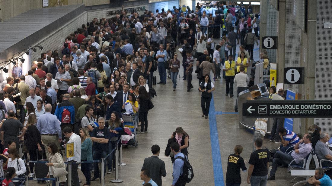 Aeroporto de Cumbica, em Guarulhos, com filas no embarque internacional