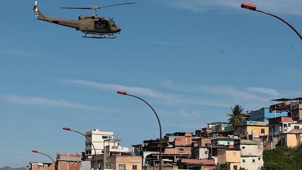 Operação policial na Maré conta com apoio de helicóptero e carros blindados