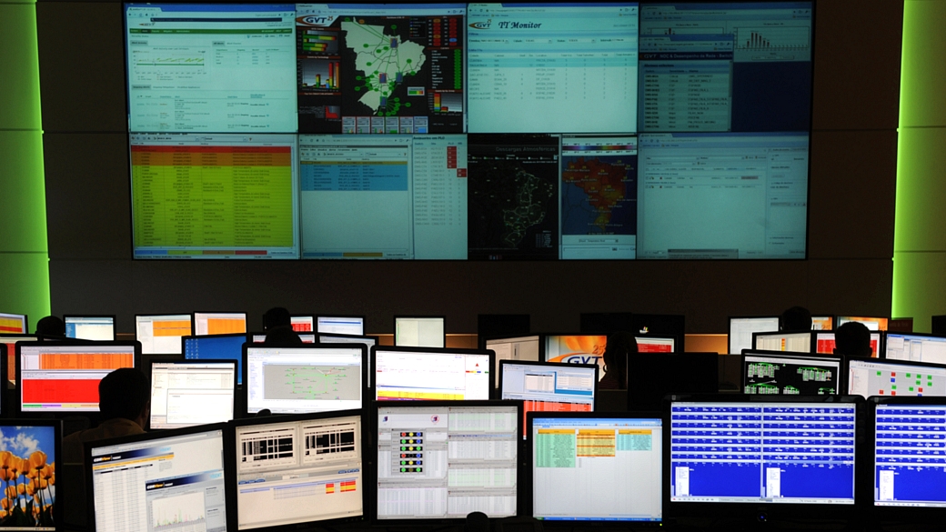 monitores em central da operadora de telefonia GVT, controlada pela Vivendi