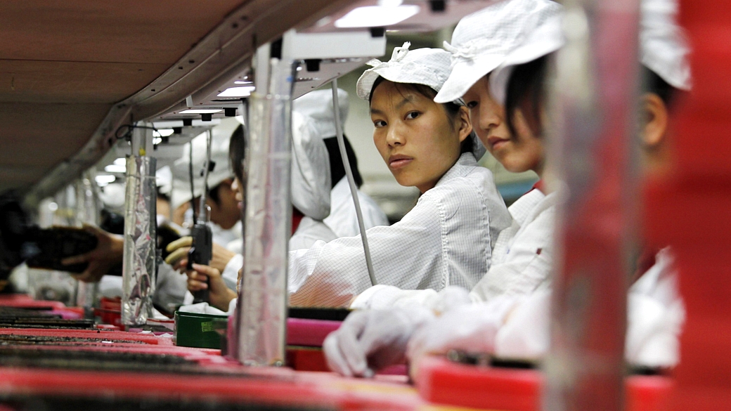 Trabalhadores chineses em fábrica da Foxconn em Longhua