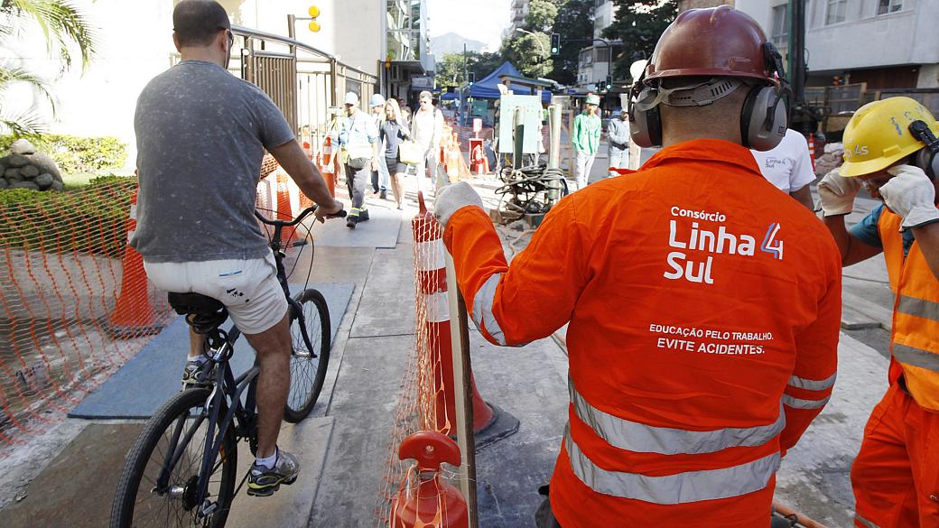 Operários do consórcio Linha 4 do metro trabalham em Ipanema