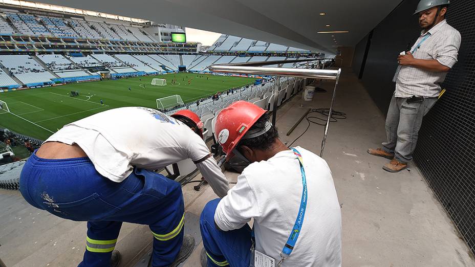 Funcionários fazem últimos ajustes no Itaquerão antes da abertura da Copa do Mundo, em São Paulo