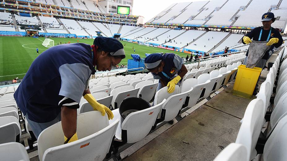 Funcionários limpam as cadeiras do Itaquerão antes da abertura da Copa, em São Paulo