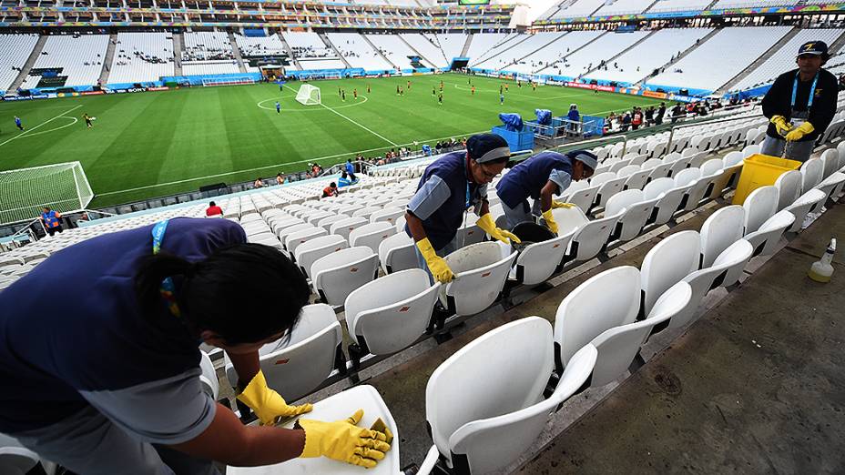 Funcionários limpam as cadeiras do Itaquerão antes da abertura da Copa, em São Paulo