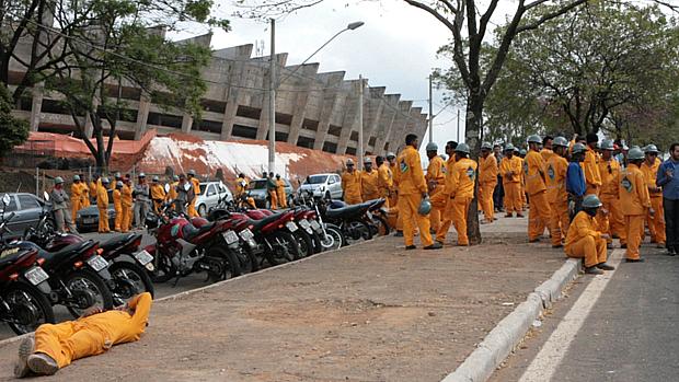 Operários param obras do Mineirão às vésperas da visita de Dilma