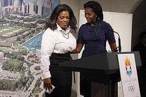 Oprah e Michelle discursam por Chicago